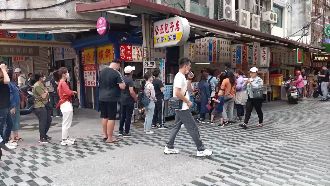 東部國旅爆發！花蓮包子店一早排隊潮