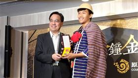 原民會獎勵雙金得獎者  陳宇感謝：為泰雅爭光原住民族委員會8日晚間舉辦「金鐘金曲 原民新星」慶功晚宴，原民會主委夷將．拔路兒（左）頒發「原住民族專業獎章」給優秀的得獎者。電視金鐘獎兒童少年節目主持人得獎者陳宇（Buya）（右）表示，非常榮幸能穿著泰雅傳統服飾、為泰雅爭光。中央社記者張雄風攝  109年10月9日
