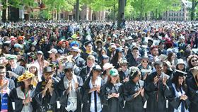 美國司法部8日控告耶魯大學在招收大學生方面，非法歧視亞裔和白人申請者，違反1964年民權法案。圖為2019年耶魯大學畢業典禮。（圖／翻攝自facebook.com/YaleUniversity）
