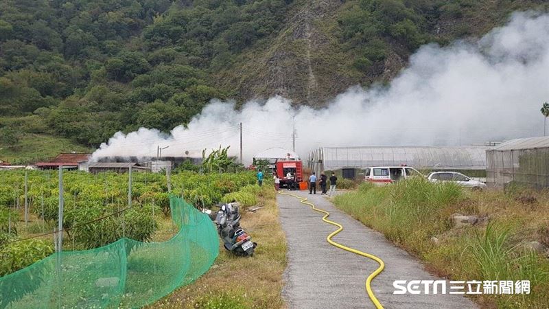 南投民宅大火　「巨型」白煙環繞山腳