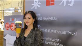 藝人簡沛恩自創甜品品牌「某村」，今（9日）在信義區百貨開快閃店，販售綠豆沙、地瓜飲品。圖／某村提供