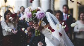 新娘,伴娘,新郎,婚禮,吻。（圖／翻攝自Pixabay）