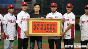 ▲樂天桃猿領隊劉玠廷致贈9位新秀匾額。（圖／記者劉彥池攝影）