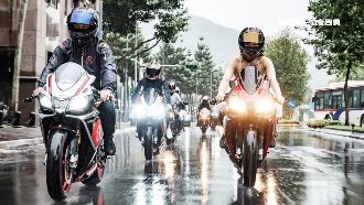 超帥氣新娘！雨中穿婚紗騎重機至會場