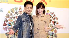 林志穎、陳若曦夫妻倆獻身「心瓷傳愛」送暖獻大愛。（記者邱榮吉/攝影）