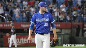 ▲富邦悍將先發投手羅力4局下失掉5分。（圖／記者劉彥池攝影）