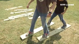 模仿駱駝走路！頑皮世界同手同腳比賽