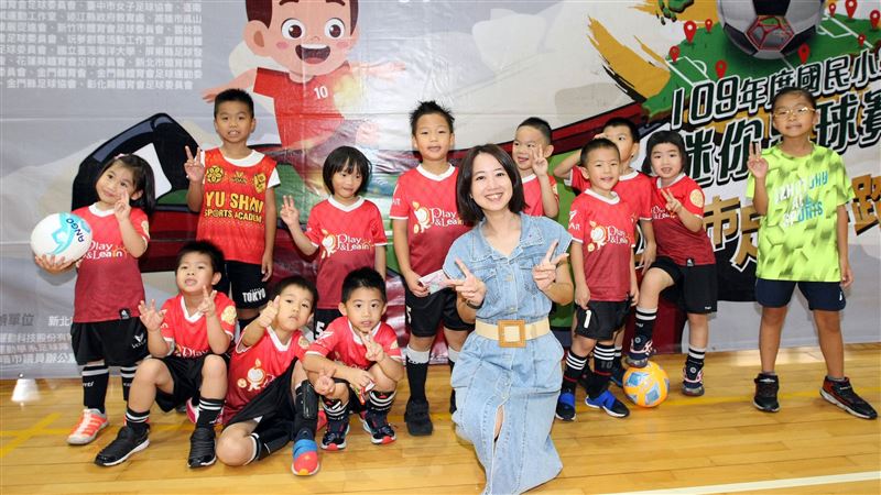 漂亮寶貝戴瑋珊　帶著幼兒踢足球？