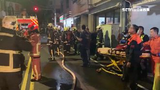 早餐店起火竄濃煙　2受困1嗆傷送醫