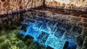 陽明山國家公園草山水道的水源禁地「藍寶石泉」過去僅在特定時間開放，台北自來水處9日表示，與旅行社合作，民眾透過旅行社就能參觀秘境，欣賞山景，還能直飲泉水。圖為藍寶石泉。（圖／北水處提供）