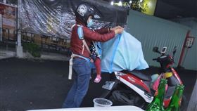 １６：９
深夜接到外送單　老闆做好單看「一大一小」外送員有感而發
圖／翻攝自「爆怨公社」臉書