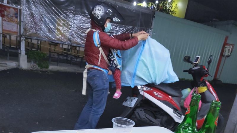 深夜接單　外送員「一大一小」他愣住