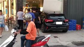 砰！開車撞進雲林超商　女車主嚇腿軟（圖／翻攝畫面）