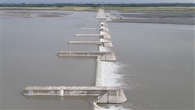 南水局：南部至11月民生工業農業供水無虞南區水資源局表示，嘉義以南到屏東至11月底都沒有民生、工業及農業限水之虞；目前因為高屏溪水川流量80CMS（每秒流量），尚有餘裕可以供台南系統使用，即「南水北送」就可以減少曾文水庫的出水。圖為高屏溪攔河堰。（南水局提供）中央社記者王淑芬傳真　109年10月10日