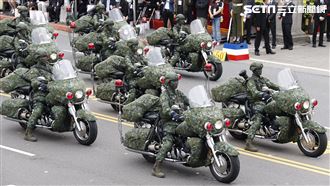 國慶最帥！12女憲兵騎重機震撼全場