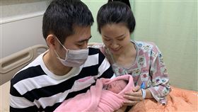 元旦媽媽生國慶寶寶，爸爸：最棒禮物（門諾醫院提供）