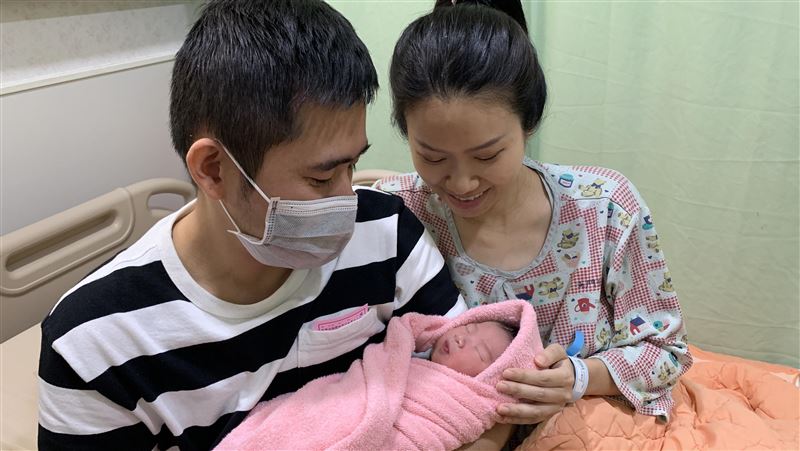 元旦媽媽生國慶寶寶　爸爸：最棒禮物