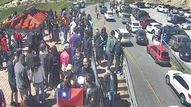 合歡山塞爆驚見人頭海　警祭20罰單