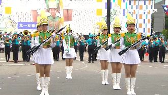 北一女150學生勤練　操槍步伐炫目