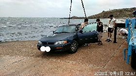 澎湖遊客闖網紅景點　車輪卡堤警救援（