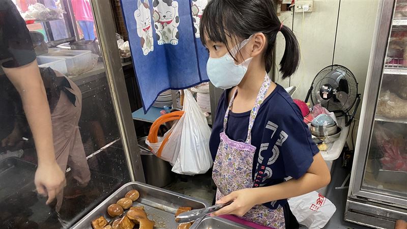 獨／新竹9歲女賣麵暴紅　本尊正面曝
