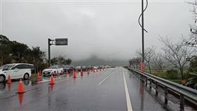 宜蘭清水地熱湧人潮　停車場總量管制國慶連假第2天，宜蘭10日雖下雨但仍不減民眾出遊興致，大同鄉清水地熱遊憩區上午9時30分啟動停車場總量管制，縣府表示，下午1時許，排隊車流已延伸至清水橋，約有60輛車排隊等待入場。（宜蘭縣政府提供）中央社記者王朝鈺傳真　109年10月10日