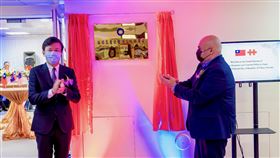 駐關島代表處揭牌中華民國復設駐關島辦事處10日正式運作，處長陳盈連（左）與關島副總督德諾里歐（右）共同揭牌。（駐關島辦事處提供）中央社記者石秀娟雅加達傳真　109年10月10日