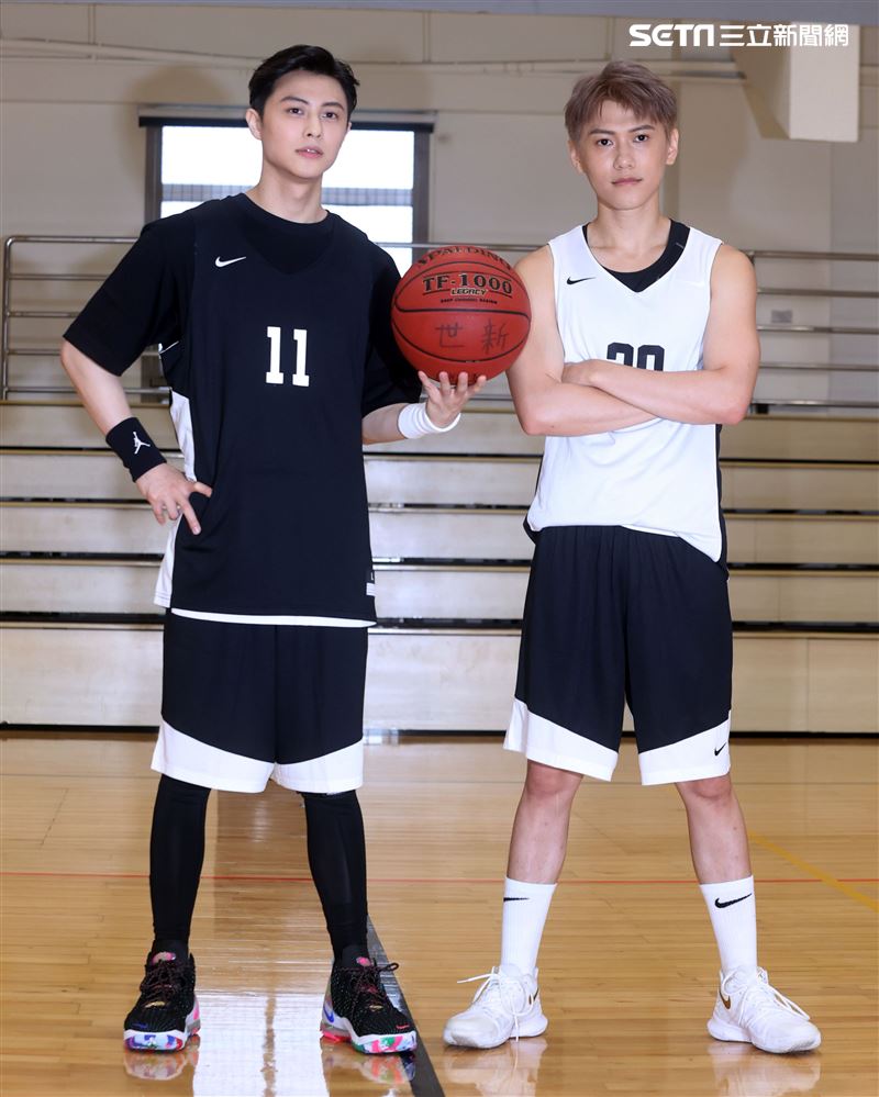 以愛之名-明星籃球公益賽雙方隊長邱勝翊（王子）、邱宇辰賽前喊話。（記者邱榮吉/攝影）