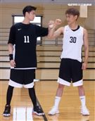 以愛之名-明星籃球公益賽雙方隊長邱勝翊（王子）、邱宇辰賽前喊話。（記者邱榮吉/攝影）