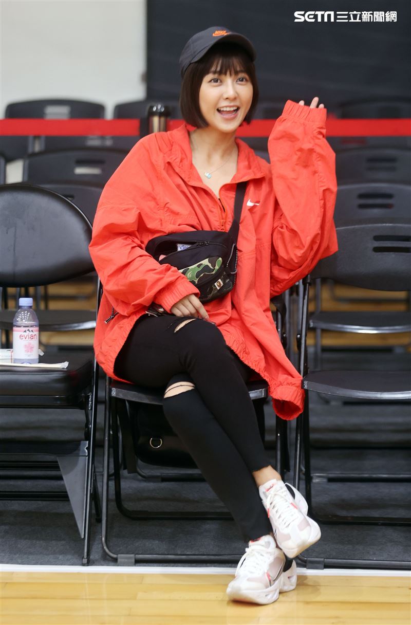 大元為以愛之名-明星籃球公益賽加油。（記者邱榮吉/攝影）