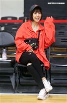 大元為以愛之名-明星籃球公益賽加油。（記者邱榮吉/攝影）