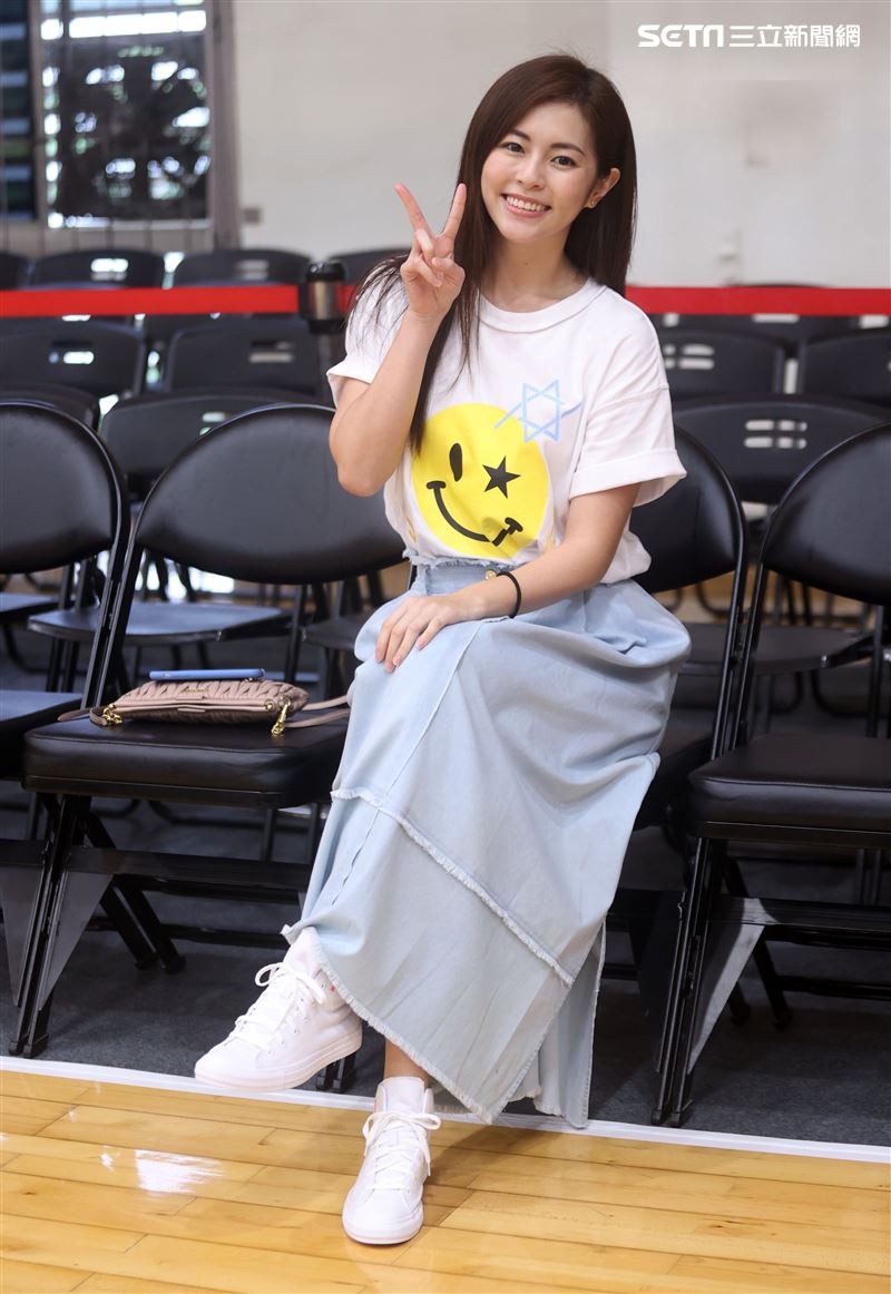 任容萱為以愛之名-明星籃球公益賽加油。（記者邱榮吉/攝影）