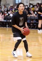 坤達以愛之名-明星籃球公益賽投球英姿。（記者邱榮吉/攝影）