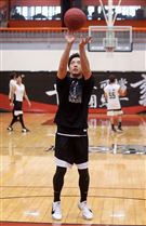 坤達以愛之名-明星籃球公益賽投球英姿。（記者邱榮吉/攝影）