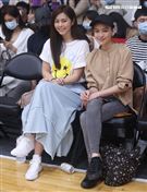 任容萱為以愛之名-明星籃球公益賽加油。（記者邱榮吉/攝影）