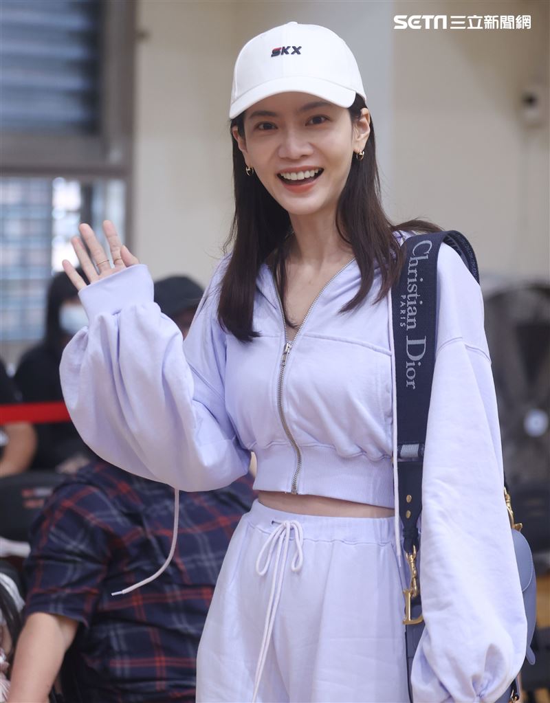 曾之喬為以愛之名-明星籃球公益賽加油。（記者邱榮吉/攝影）