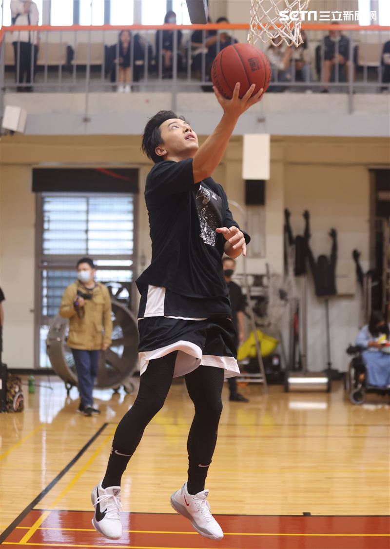 坤達以愛之名-明星籃球公益賽投球英姿。（記者邱榮吉/攝影）