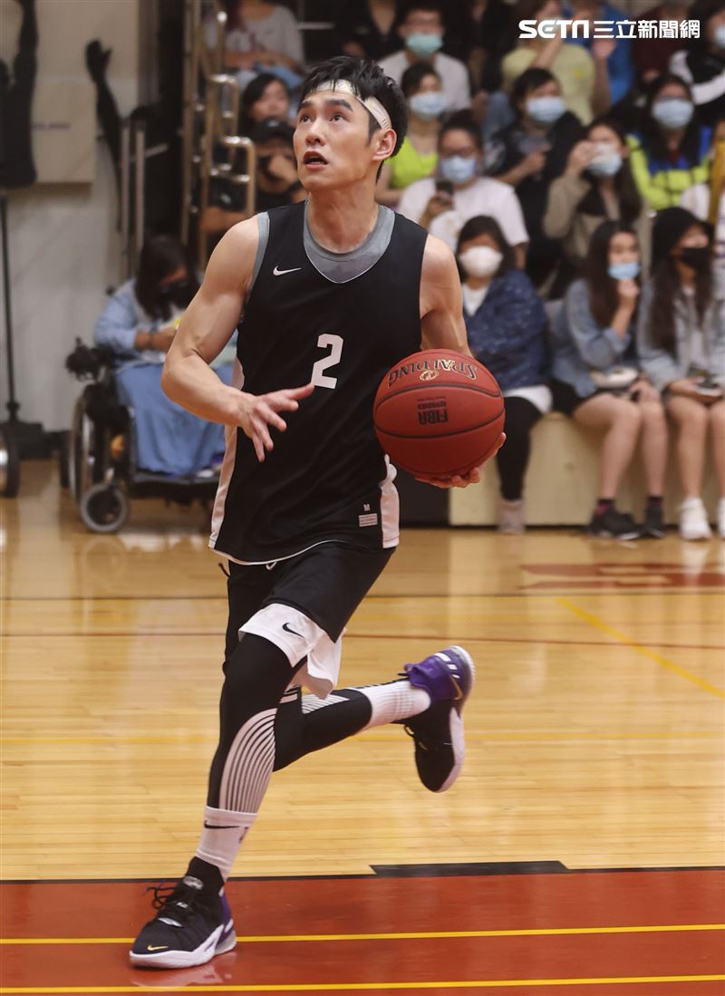 邱勝翊（王子）以愛之名-明星籃球公益賽上籃英姿。（記者邱榮吉/攝影）