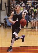 邱勝翊（王子）以愛之名-明星籃球公益賽上籃英姿。（記者邱榮吉/攝影）