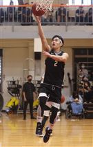 邱勝翊（王子）以愛之名-明星籃球公益賽上籃英姿。（記者邱榮吉/攝影）