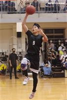 邱勝翊（王子）以愛之名-明星籃球公益賽上籃英姿。（記者邱榮吉/攝影）