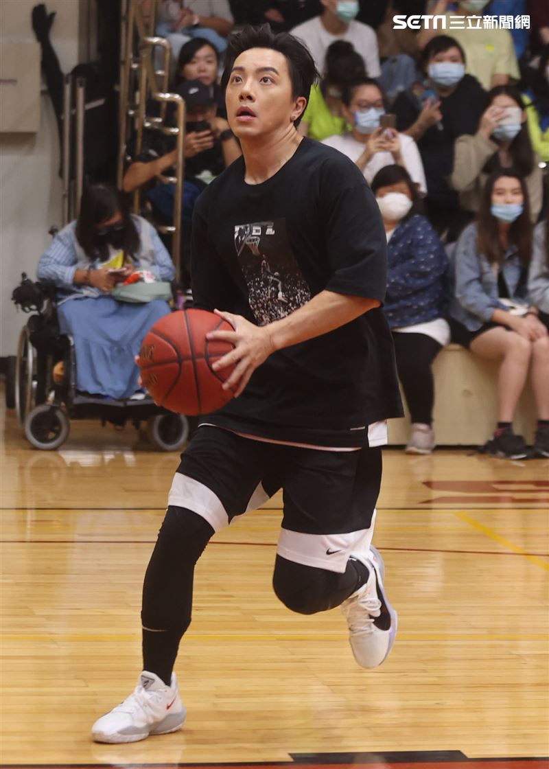 坤達以愛之名-明星籃球公益賽投球英姿。（記者邱榮吉/攝影）