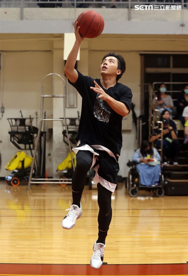 坤達以愛之名-明星籃球公益賽投球英姿。（記者邱榮吉/攝影）