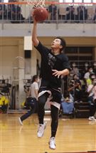 坤達以愛之名-明星籃球公益賽投球英姿。（記者邱榮吉/攝影）