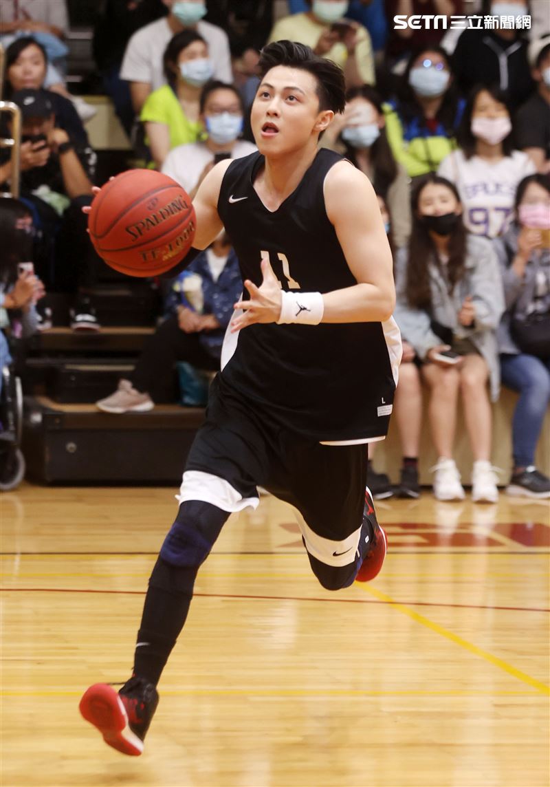 邱勝翊（王子）以愛之名-明星籃球公益賽上籃英姿。（記者邱榮吉/攝影）