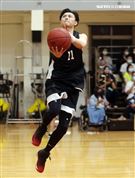 邱勝翊（王子）以愛之名-明星籃球公益賽上籃英姿。（記者邱榮吉/攝影）