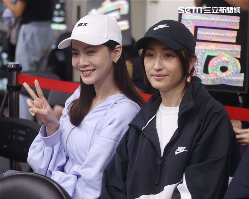 曾之喬、柯佳嬿為以愛之名-明星籃球公益賽加油。（記者邱榮吉/攝影）