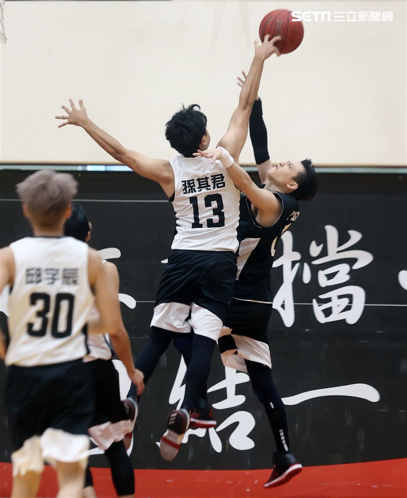 邱勝翊（王子）、邱宇辰、坤達、錢薇娟、顏行書、禾浩辰、張書豪、孫其君、陳彥允、劉書宏、李迪恩、大飛、小祿、Masha、男團泰坦TITAN團員正義、比利、吳岳擎，以愛之名-明星籃球公益賽。（記者邱榮吉/攝影）