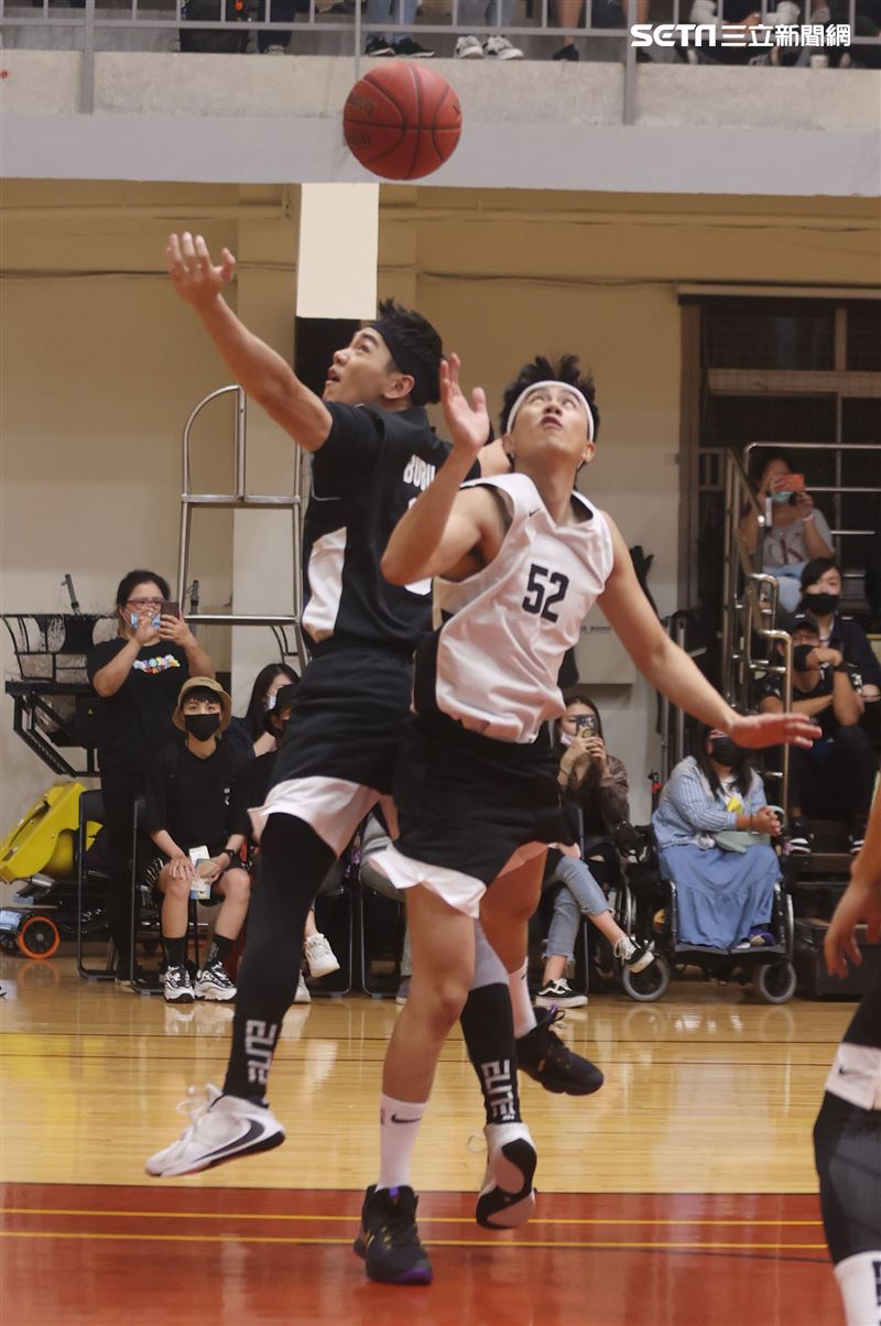 邱勝翊（王子）、邱宇辰、坤達、錢薇娟、顏行書、禾浩辰、張書豪、孫其君、陳彥允、劉書宏、李迪恩、大飛、小祿、Masha、男團泰坦TITAN團員正義、比利、吳岳擎，以愛之名-明星籃球公益賽。（記者邱榮吉/攝影）