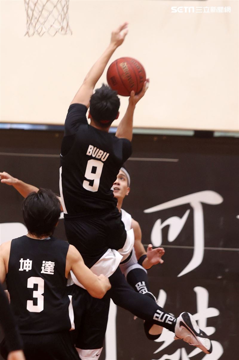 邱勝翊（王子）、邱宇辰、坤達、錢薇娟、顏行書、禾浩辰、張書豪、孫其君、陳彥允、劉書宏、李迪恩、大飛、小祿、Masha、男團泰坦TITAN團員正義、比利、吳岳擎，以愛之名-明星籃球公益賽。（記者邱榮吉/攝影）